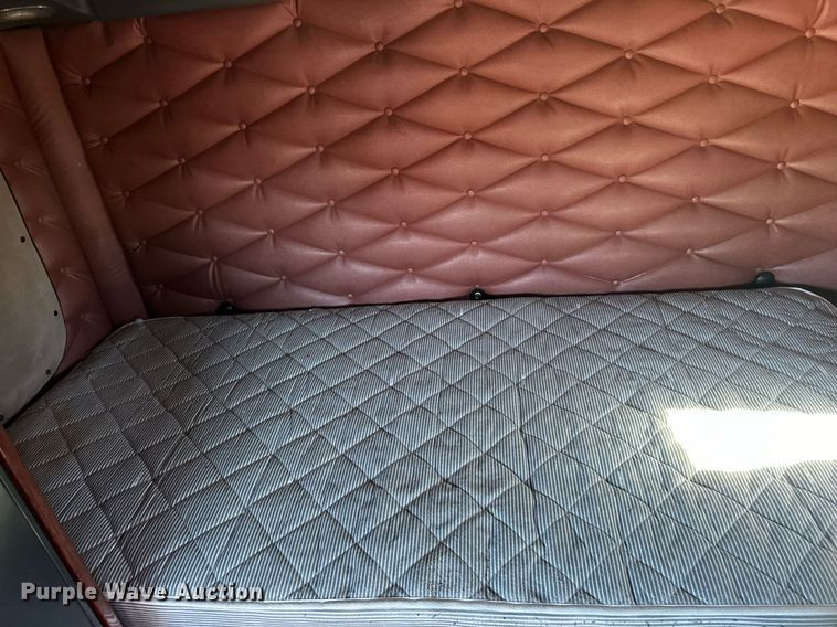 image for item LO9439 2014 Freightliner Cascadia semi truck