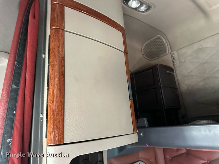 image for item LO9439 2014 Freightliner Cascadia semi truck