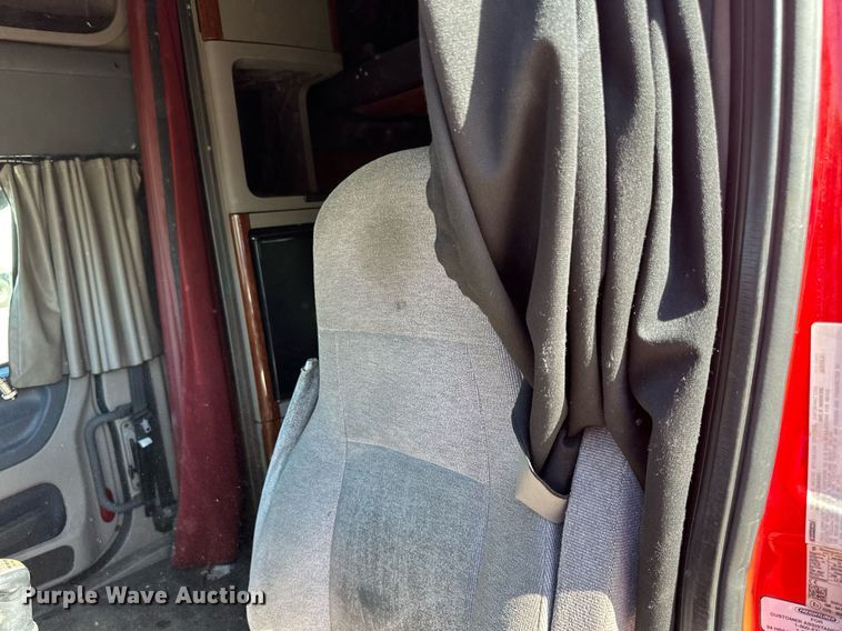 image for item LO9439 2014 Freightliner Cascadia semi truck