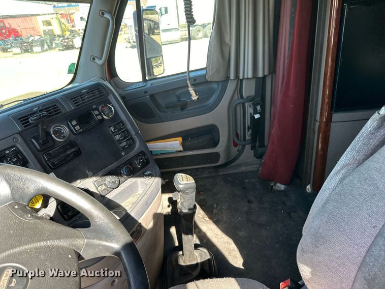 image for item LO9439 2014 Freightliner Cascadia semi truck