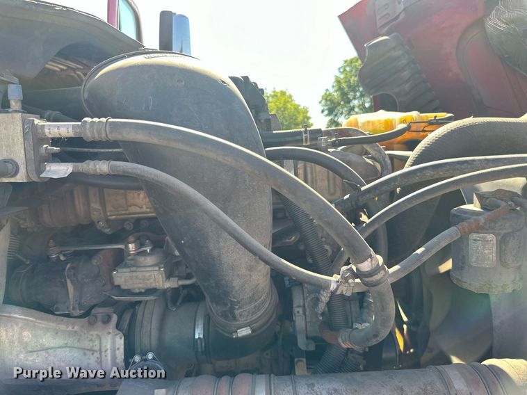 image for item LO9439 2014 Freightliner Cascadia semi truck