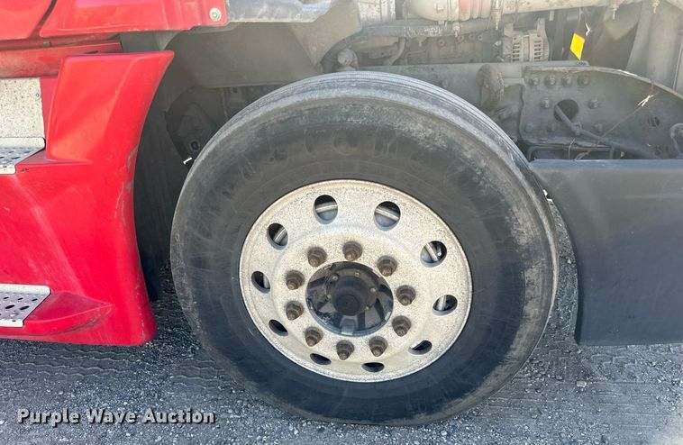 image for item LO9439 2014 Freightliner Cascadia semi truck