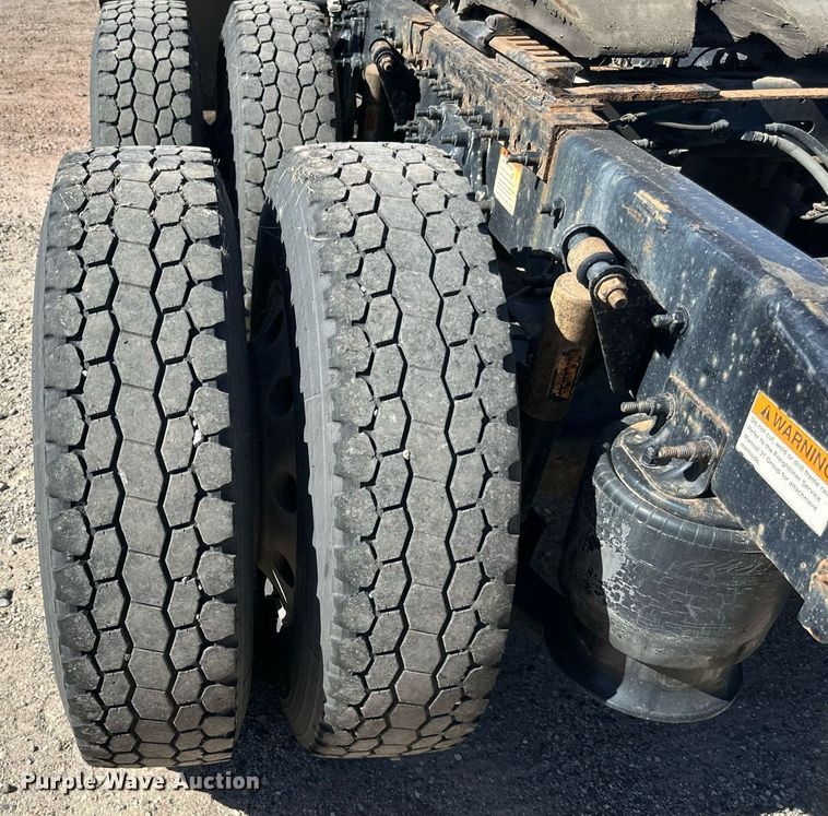 image for item LO9439 2014 Freightliner Cascadia semi truck