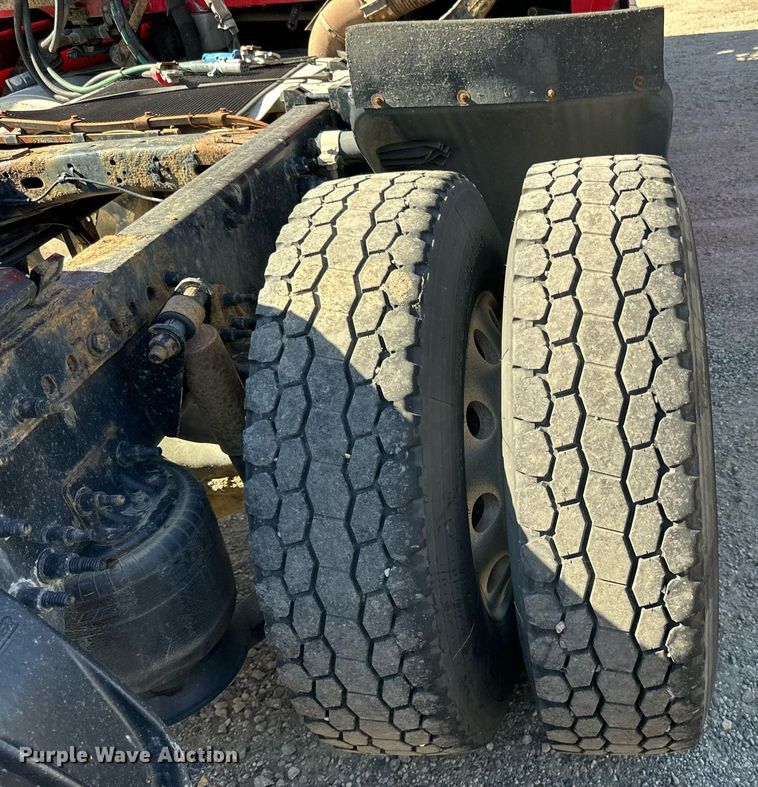 image for item LO9439 2014 Freightliner Cascadia semi truck