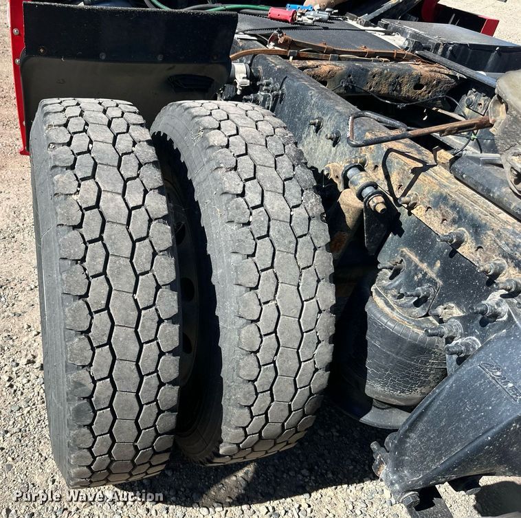 image for item LO9439 2014 Freightliner Cascadia semi truck