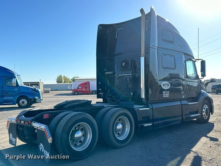 image for item LR9491 2019 Volvo VNL860 semi truck