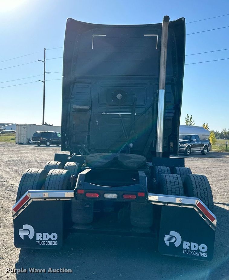 image for item LR9491 2019 Volvo VNL860 semi truck