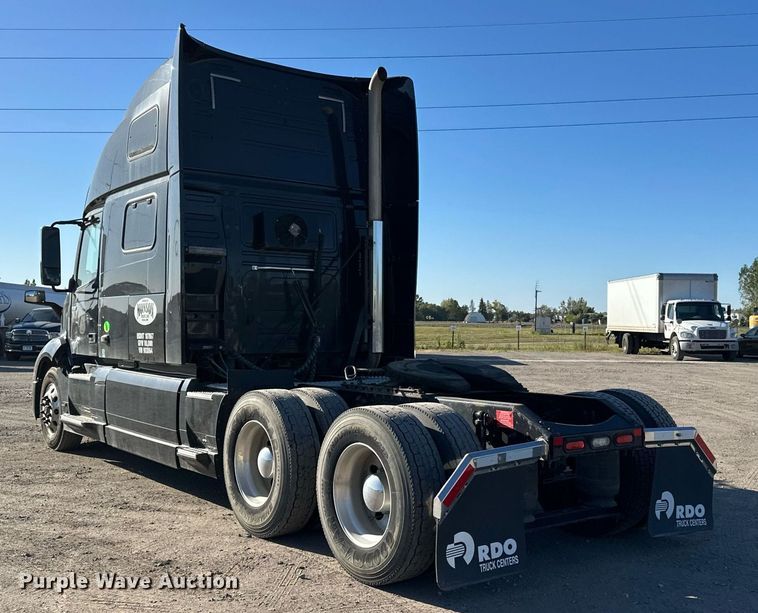 image for item LR9491 2019 Volvo VNL860 semi truck