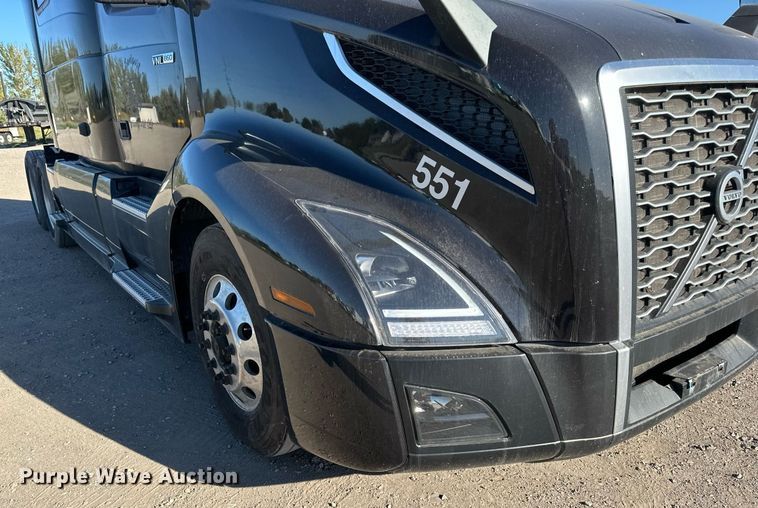 image for item LR9491 2019 Volvo VNL860 semi truck