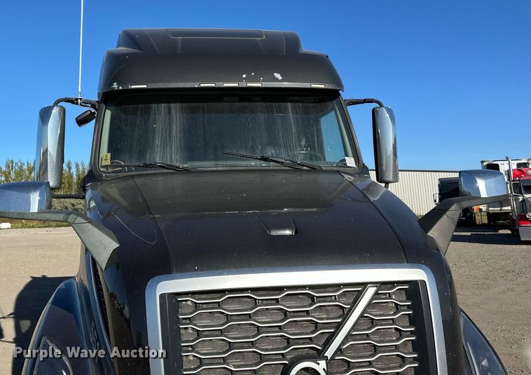 image for item LR9491 2019 Volvo VNL860 semi truck
