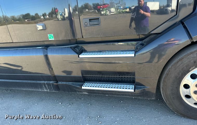 image for item LR9491 2019 Volvo VNL860 semi truck