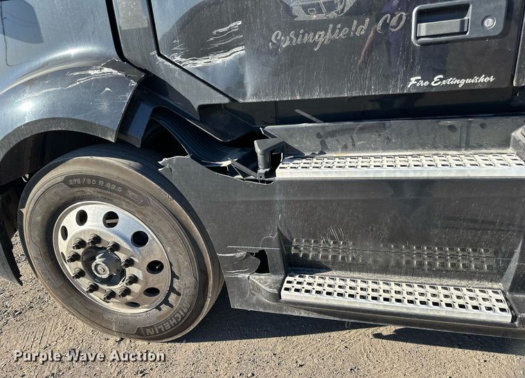 image for item LR9491 2019 Volvo VNL860 semi truck