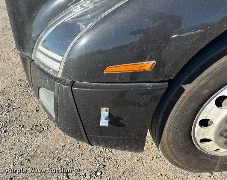 image for item LR9491 2019 Volvo VNL860 semi truck