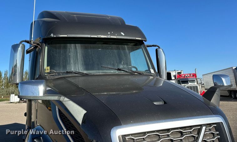 image for item LR9491 2019 Volvo VNL860 semi truck