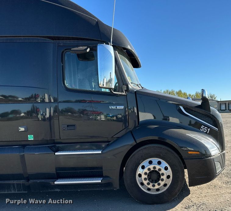 image for item LR9491 2019 Volvo VNL860 semi truck