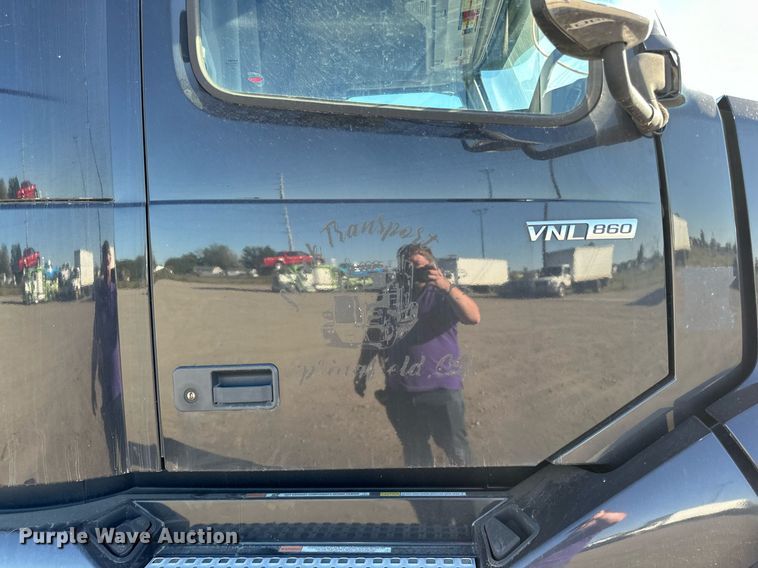 image for item LR9491 2019 Volvo VNL860 semi truck