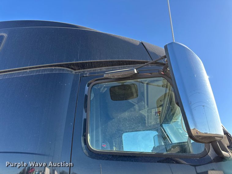 image for item LR9491 2019 Volvo VNL860 semi truck