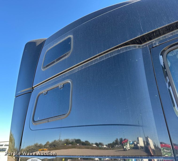 image for item LR9491 2019 Volvo VNL860 semi truck