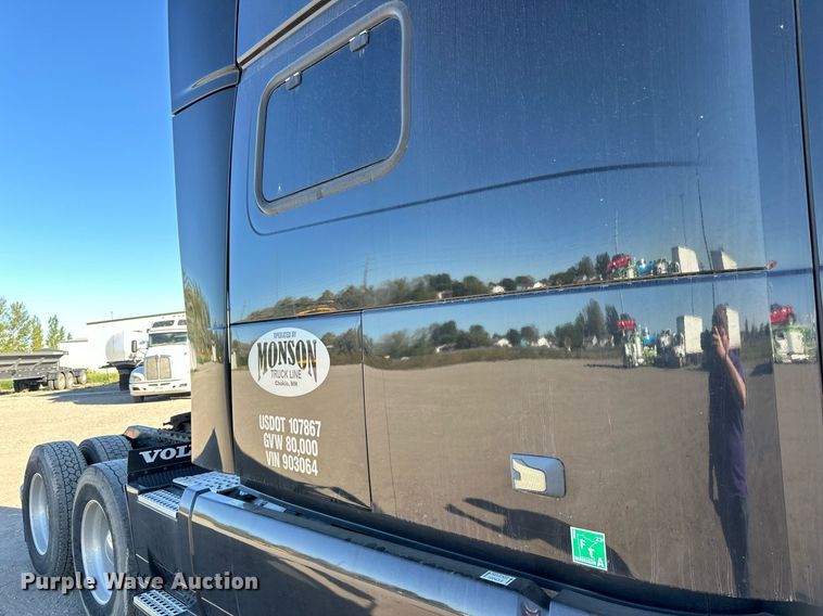 image for item LR9491 2019 Volvo VNL860 semi truck