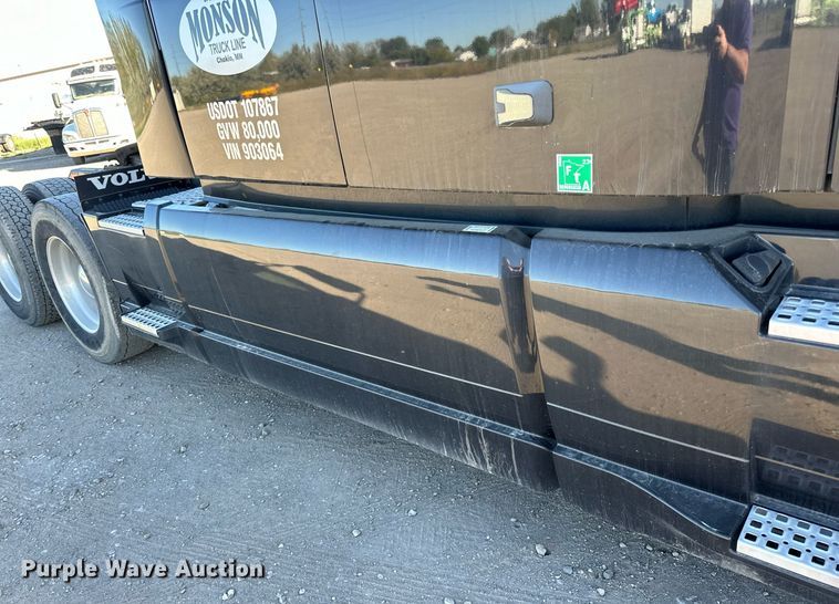 image for item LR9491 2019 Volvo VNL860 semi truck