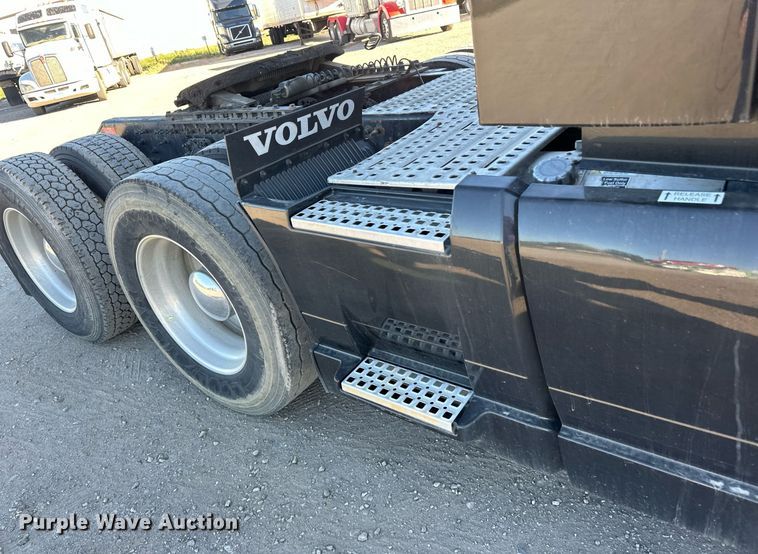 image for item LR9491 2019 Volvo VNL860 semi truck