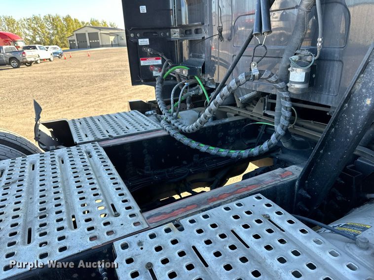 image for item LR9491 2019 Volvo VNL860 semi truck