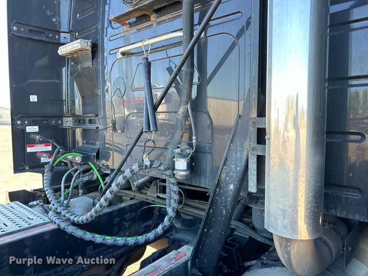 image for item LR9491 2019 Volvo VNL860 semi truck