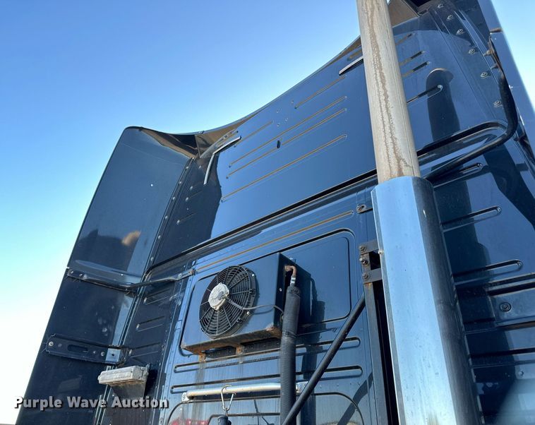 image for item LR9491 2019 Volvo VNL860 semi truck