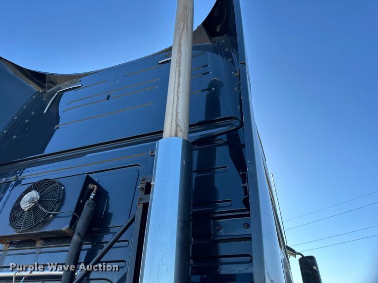 image for item LR9491 2019 Volvo VNL860 semi truck