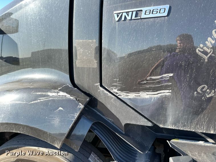 image for item LR9491 2019 Volvo VNL860 semi truck