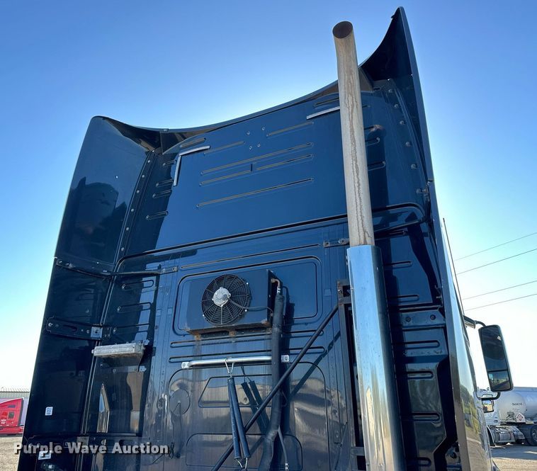 image for item LR9491 2019 Volvo VNL860 semi truck
