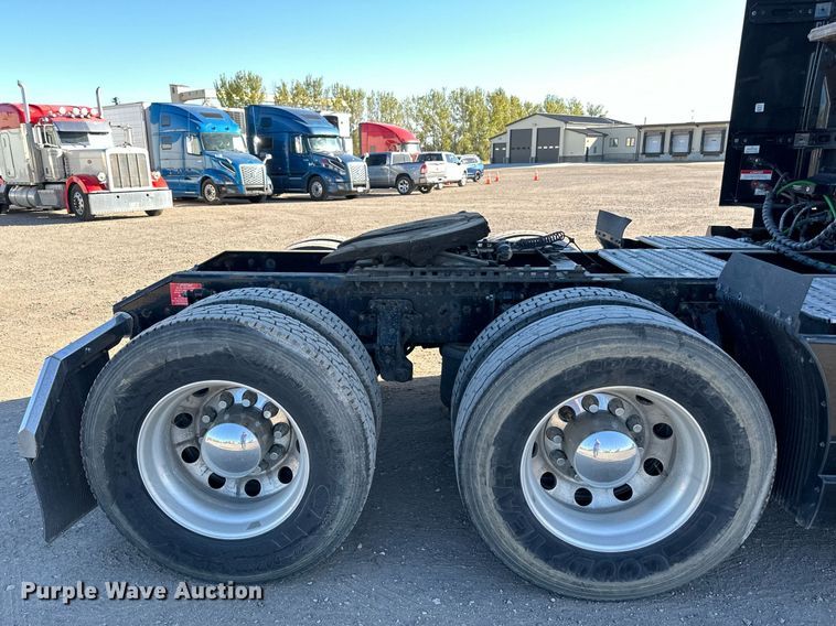 image for item LR9491 2019 Volvo VNL860 semi truck