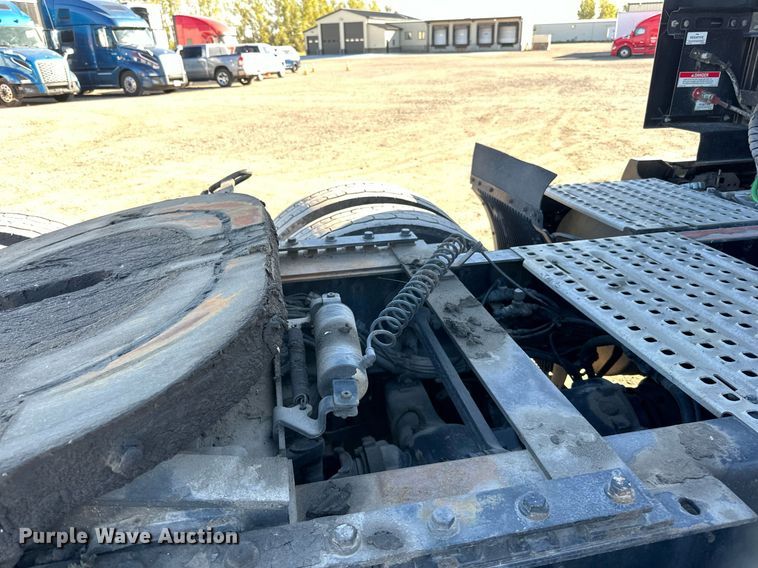 image for item LR9491 2019 Volvo VNL860 semi truck