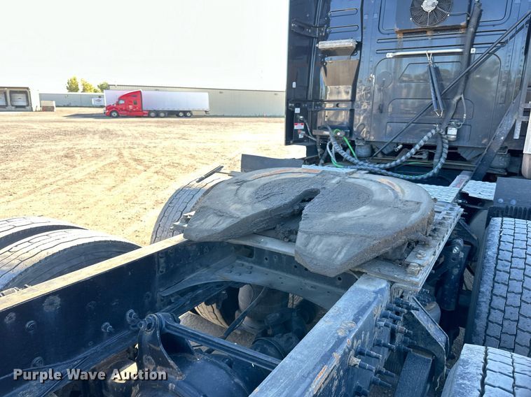 image for item LR9491 2019 Volvo VNL860 semi truck