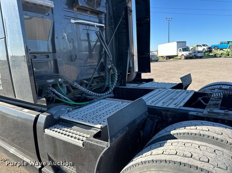 image for item LR9491 2019 Volvo VNL860 semi truck