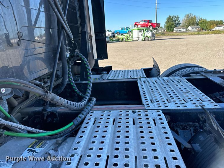 image for item LR9491 2019 Volvo VNL860 semi truck