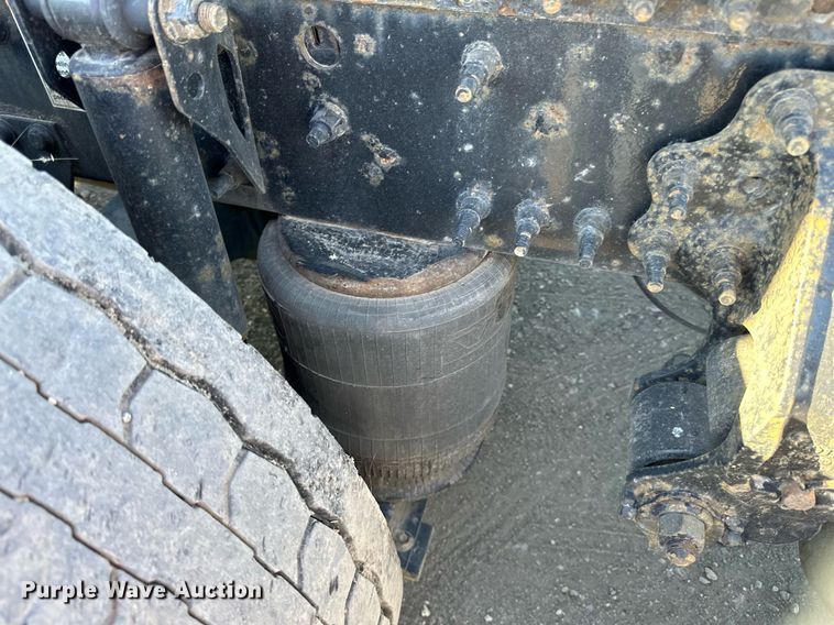 image for item LR9491 2019 Volvo VNL860 semi truck