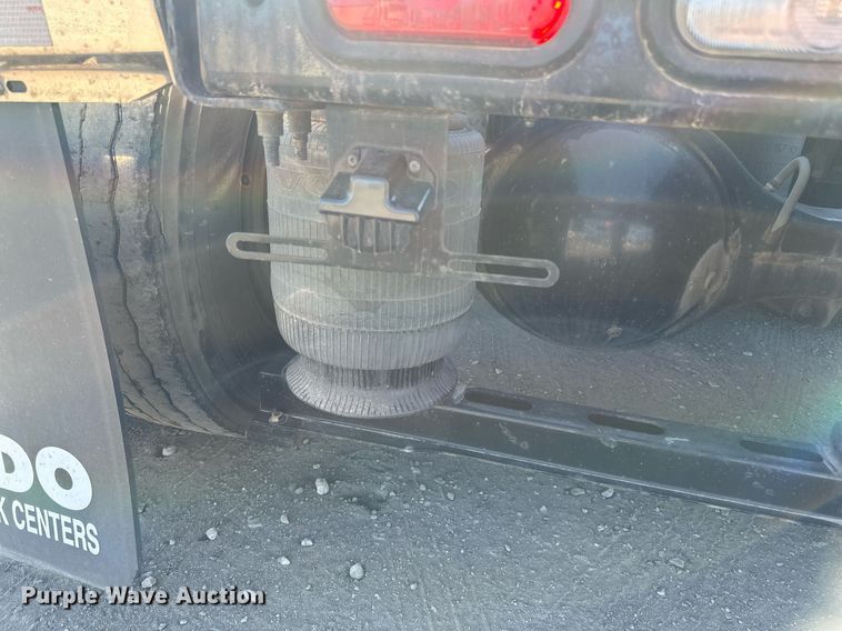 image for item LR9491 2019 Volvo VNL860 semi truck