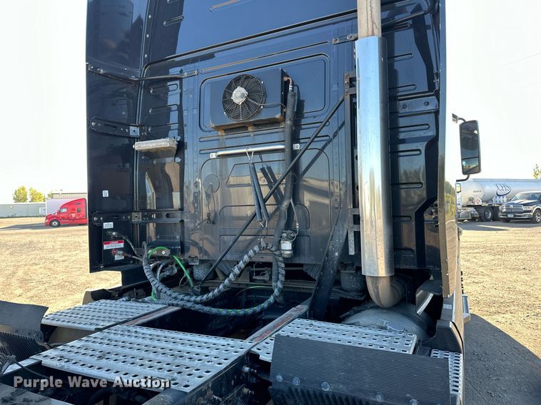 image for item LR9491 2019 Volvo VNL860 semi truck