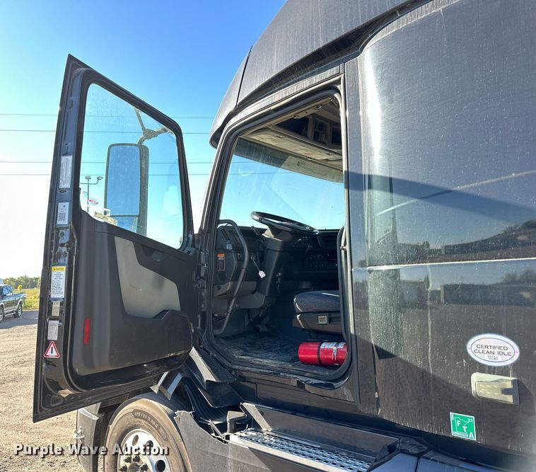 image for item LR9491 2019 Volvo VNL860 semi truck