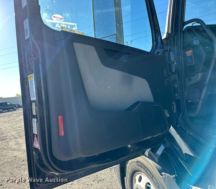 image for item LR9491 2019 Volvo VNL860 semi truck