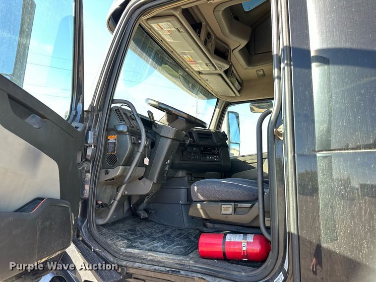 image for item LR9491 2019 Volvo VNL860 semi truck