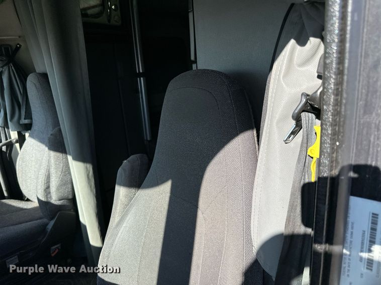 image for item LR9491 2019 Volvo VNL860 semi truck