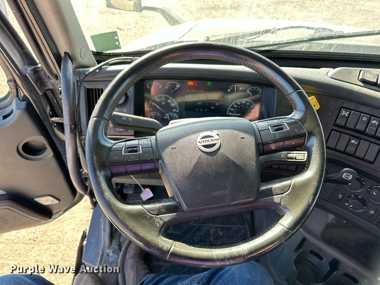 image for item LR9491 2019 Volvo VNL860 semi truck