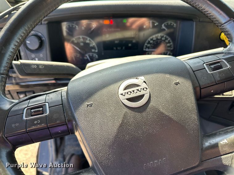 image for item LR9491 2019 Volvo VNL860 semi truck