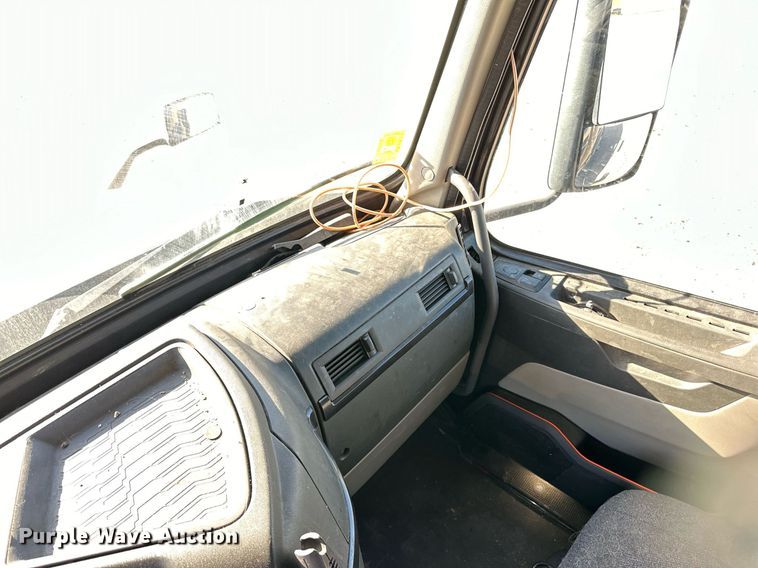 image for item LR9491 2019 Volvo VNL860 semi truck