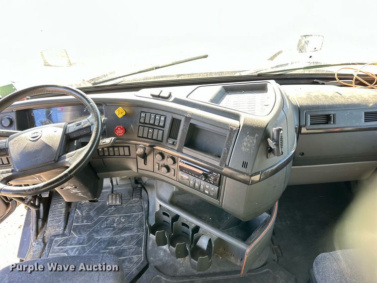 image for item LR9491 2019 Volvo VNL860 semi truck