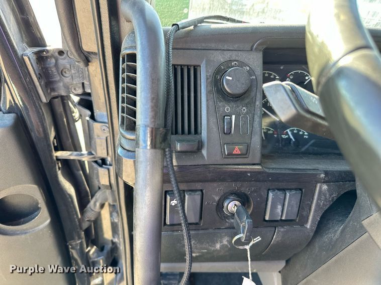 image for item LR9491 2019 Volvo VNL860 semi truck