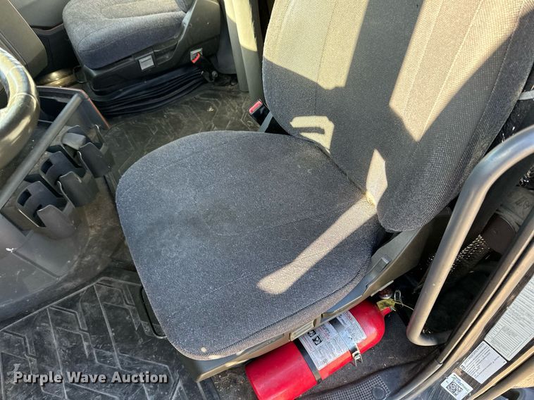 image for item LR9491 2019 Volvo VNL860 semi truck