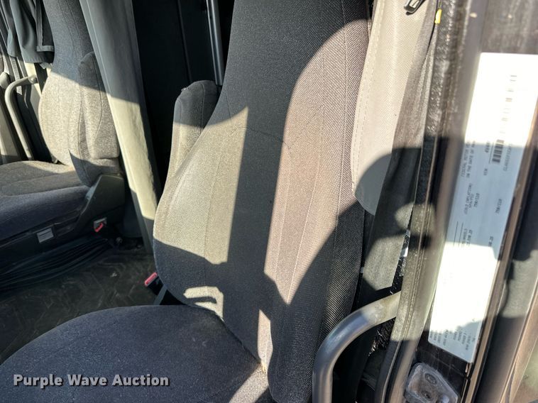 image for item LR9491 2019 Volvo VNL860 semi truck